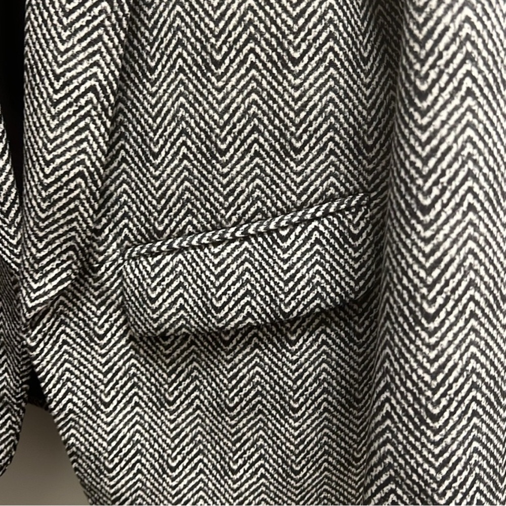 White Houe Black Market The Relaxed Blazer | Size 10P - Picture 5 of 6